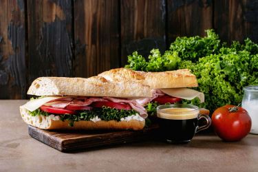 Bagetel belegd broodje met sla